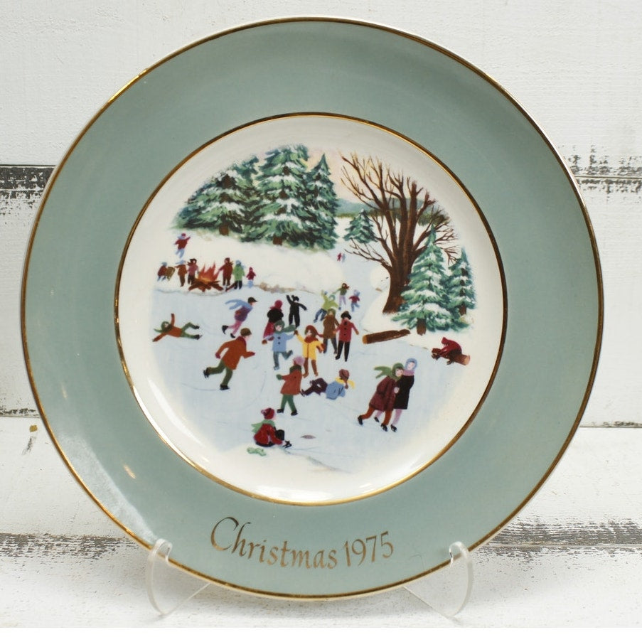 AVON Annual Christmas Plat 1975 Skaters on Pond