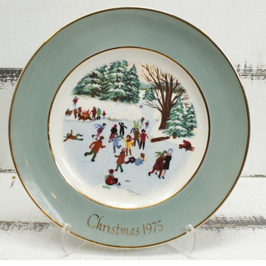 AVON Annual Christmas Plat 1975 Skaters on Pond