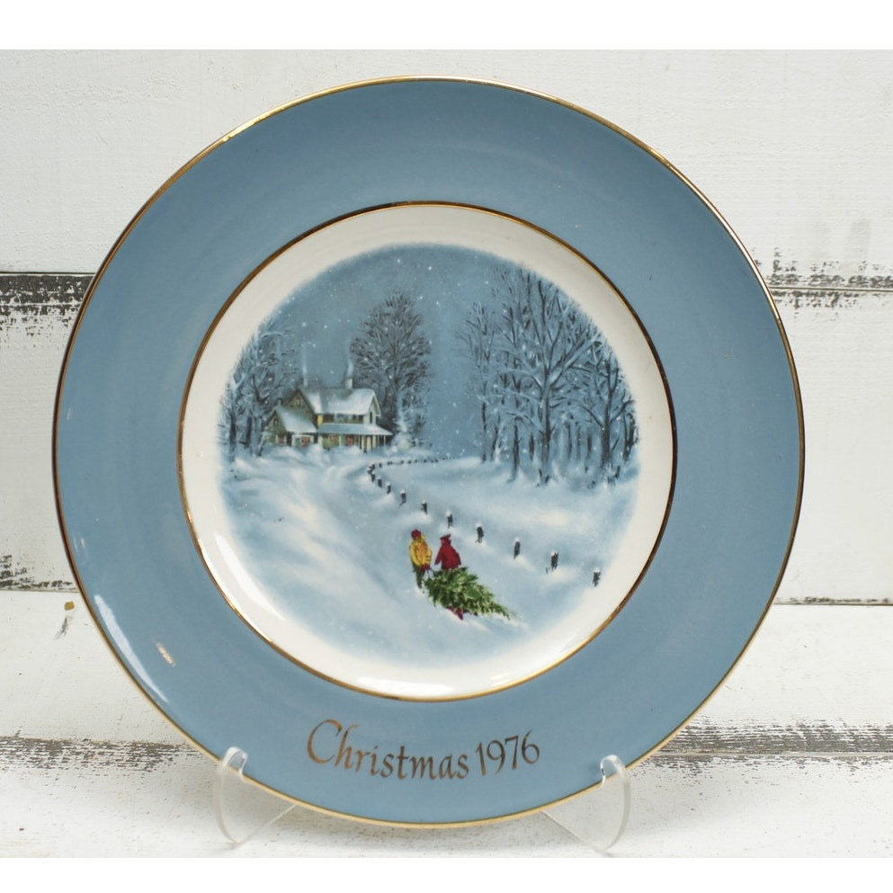 AVON Annual Christmas Plat 1976 Bringing Home the Tree